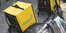 Caldo estremo, il tribunale di Milano obbliga Glovo a una trattativa con i rider sui i rischi legati alle temperature