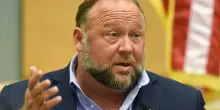 Il cospirazionista di destra Alex Jones dovrà risarcire le famiglie delle vittime di Sandy Hook con 1,4 miliardi