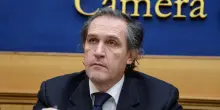 Fiumicino, il senatore di FdI Menia attacca una coppia gay all&rsquo;aeroporto: &ldquo;Basta effusioni, fatele a casa vostra&rdquo;