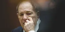 Harvey Weinstein si sente male in carcere, ricoverato di nuovo per difficolt&agrave; respiratorie: &ldquo;Rimarr&agrave; in ospedale almeno per le prossime settimane&rdquo;.