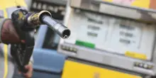 Con lo sconto ridotto sulle accise la benzina sale a 1,95 euro/litro in autostrada. Il gasolio a 2,1