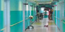 Napoli, 53enne ha vissuto sette mesi con un paio di forbici chirurgiche nell&rsquo;addome: denunciato il medico