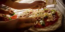 La classifica delle 50 migliori pizzerie d&rsquo;Italia 2026: per la prima volta c&rsquo;&egrave; Milano sul podio, Napoli solo terza