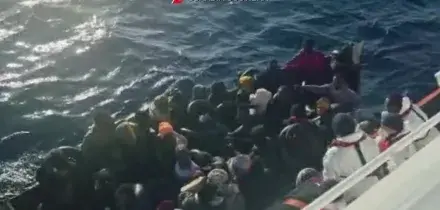 Barcone con 105 migranti a bordo si ribalta nel Mediterraneo: oltre settanta dispersi. Recuperati due corpi