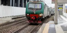 Ha le cuffie e non sente l&rsquo;arrivo del treno: 17enne investito e ucciso dal treno in arrivo