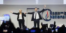 Marine Le Pen, l&rsquo;ultimo selfie prima del giorno del giudizio: &ldquo;Non far&ograve; campagna con il braccialetto elettronico&rdquo;