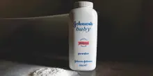 Johnson & Johnson risarcirà con 966 milioni di dollari la famiglia di una donna morta di cancro a causa del suo talco