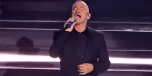 &ldquo;L&rsquo;intervento alle corde vocali &egrave; andato bene. Il medico mi ha imposto una riabilitazione che mi porter&agrave; a posticipare il tour americano&rdquo;: cos&igrave; Eros Ramazzotti