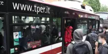 Bologna, il bus si ferma oltre la pensilina: stacca a morsi un pezzo di orecchio all&rsquo;autista