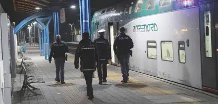 Rissa tra dieci persone sui binari della Stazione Certosa: 22enne muore accoltellato. Gli aggressori fuggono in treno