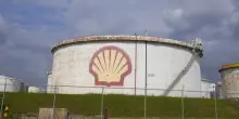 Shell triplica i profitti grazie all&rsquo;aumento dei prezzi dei carburanti con la guerra in Medio Oriente