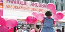 Un bimbo, una mamma e due pap&agrave;: a Bari una sentenza riconosce tre genitori. &Egrave; la prima volta in Italia