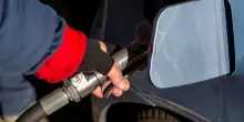 Benzina ai massimi da due anni e mezzo: 1,98 euro in autostrada. Gasolio a 2,1 con lo sconto pieno sulle accise