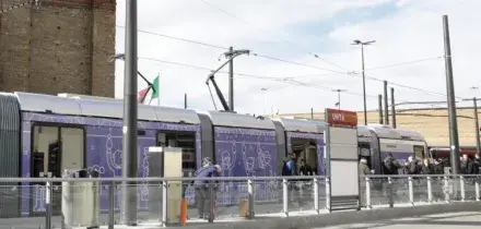 Si addormenta sulla tramvia: 17enne sequestrato e violentato da un 32enne poi arrestato