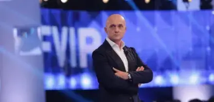 Alfonso Signorini si autosospende da Mediaset dopo le accuse di Corona. I legali: &ldquo;Campagna calunniosa e diffamatoria&rdquo;