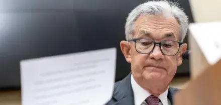 La Fed lascia fermi i tassi e rivede al rialzo le previsioni sull&rsquo;inflazione causa escalation in Medio Oriente