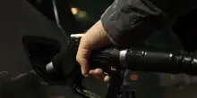 Lo sconto sul gasolio resta dimezzato: solo 9 cent. Per prorogarlo il governo taglia fondi a diritto alla mobilit&agrave;, ordine pubblico, diversificazione energetica