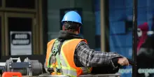 Morto sul lavoro a Napoli, operaio di 62 anni precipita nel vuoto da un cantiere edile