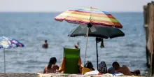 A Metaponto una spiaggia libera era stata trasformata in privata: sequestrati 180 ombrelloni