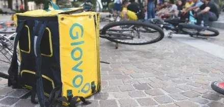 Rider di Glovo muore dopo un incidente in scooter a Palermo: si era scontrato con una bici elettrica