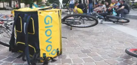 La Procura di Milano mette sotto controllo giudiziario Foodinho-Glovo: &ldquo;Caporalato, salari sotto la soglia di povert&agrave;&rdquo;