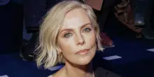 “Di recente ho sco**** un 26enne ed è stato fantastico. Troppo spesso cerchiamo di compiacere l’uomo”: parla Charlize Theron