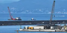 Nuova diga di Genova, caporalato nel cantiere: otto arresti. Operai obbligati a cedere parte dello stipendio e a comprare i dispositivi di sicurezza