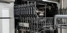 Come si mettono le posate nella lavastoviglie? La soluzione (quasi) definitiva dell&rsquo;esperta: &ldquo;Ecco qual &egrave; l&rsquo;opzione pi&ugrave; igienica e meno rischiosa&rdquo;