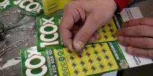 Incolla due tagliandi perdenti col nastro adesivo e si presenta a riscuotere 10 milioni di euro con un Gratta e Vinci &ldquo;Frankenstein&rdquo;: 50enne a processo per truffa