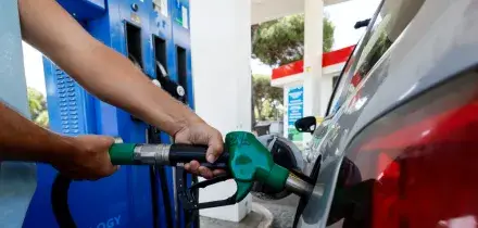 Nuovi aumenti per i carburanti: benzina oltre 1,7 euro al litro, gasolio ai massimi da pi&ugrave; di due anni. &ldquo;Attivato Mister prezzi&rdquo;