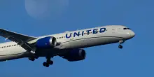 Volo United Airlines da San Francisco a Roma lancia segnale internazionale d’emergenza e inizia a perdere quota sull’Atalantico: ecco cosa è accaduto