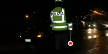 Auto in contromano sulla A28. L&rsquo;agente salta in corsa sull&rsquo;auto ed evita la tragedia
