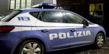 Agente di polizia arrestato per tentata rapina, ha inseguito una donna con un “complice”