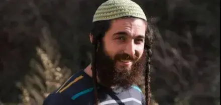 Israele, il deputato di estrema destra Zvi Sukkot distrugge a picconate un monumento palestinese