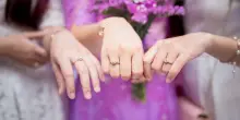 Si inginocchia per chiedere la mano della fidanzata, ma l&rsquo;anello vola gi&ugrave; dal balcone: la proposta di matrimonio pi&ugrave; disastrosa e virale del web