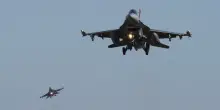 La Polonia fa decollare sei F-16 per intercettare droni usati dalla Russia in Ucraina. La premier danese: “Dobbiamo riarmarci tutti”