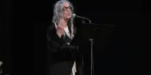 &ldquo;Se voglio ascoltare qualcuno di intelligente e compassionevole, ascolto Papa Leone o Pedro S&aacute;nchez. Almeno quest&rsquo;ultimo ha il coraggio di opporsi ai Paesi pi&ugrave; potenti e ricchi&rdquo;: parla Patti Smith