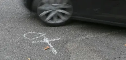 Milano, marito e moglie travolti sulle strisce pedonali da un automobilista : il marito di 76 anni &egrave; morto in ospedale, lei &egrave; gravissima