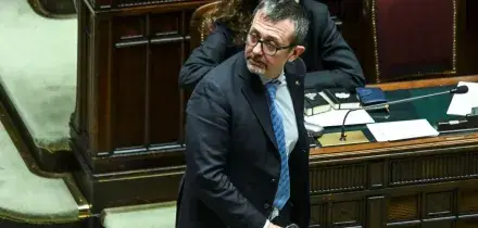 Rinvio del voto su Delmastro, Fi protesta: &ldquo;Procedura anomala&rdquo;. M5s e Pd: &ldquo;Si possano leggere le chat. Di cosa hanno paura?&rdquo;