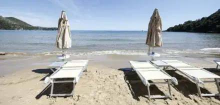 Enorme oggetto nero arriva dal mare sulla spiaggia di Alassio. Il misterioso ritrovamento e le ipotesi sulla provenienza: &ldquo;Forse &egrave; un parabordo da banchina&rdquo;