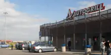 Due fratellini restano chiusi in macchina in autogrill: intervengono i vigili del fuoco