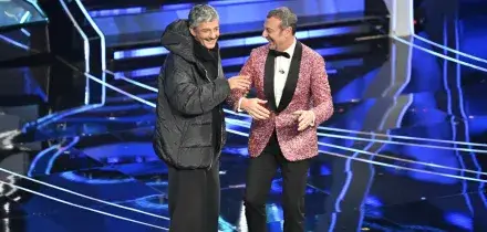 &ldquo;Lo filmeremo mentre dar&agrave; i documenti alla guardia all&rsquo;ingresso. A tutti i suoi fan, fatevi trovare qui alle 12:15&rdquo;: Fiorello annuncia il ritorno di Amadeus negli studi Rai di Via Asiago