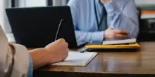 &ldquo;Ho 60 anni e sono stata rifiutata 500 volte per un lavoro. Mi ha bocciata anche un robot con le labbra fuori sincro. Ecco come sono stata assunta&rdquo;: la storia di Caroline Madden