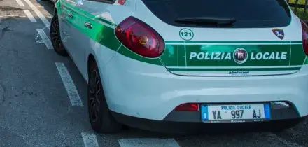 Trovato un cadavere in un baule a Campi Bisenzio, in casa la madre denutrita e i due fratelli