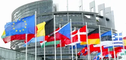 Il Parlamento europeo approva l&rsquo;accordo sui dazi Usa. Ma con la clausola anti minacce di Trump