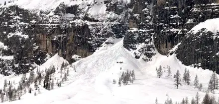 Valanga travolge tre sciatori in Valtellina: un morto e un disperso. In Trentino un ferito in condizioni gravissime