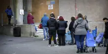 La manovra taglia i fondi per uscire dalla povertà. E affossa l’assegno di inclusione, introdotto dal governo dopo aver raso al suolo il Reddito