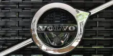 Volvo rallenta la corsa al “tutto elettrico”. Svolta pro-ibridi fino al 2039