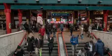Ragazze molestate chiedono aiuto agli addetti alla sicurezza, vigilante estrae la pistola senza puntarla: sospeso da Atm