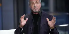 &ldquo;Ho subito nove operazioni alla schiena, due alle spalle, tre fusioni cervicali, di tutto. Ho sofferto di bulimia e abusato di steroidi. Sto insieme col fil di ferro&rdquo;: la confessione di Sylvester Stallone